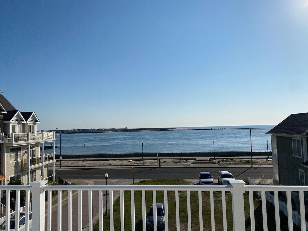 3 Bedroom Atlantic House Steps From Boardwalk, Beach, Shopping , Nightlife. * Atlantic City