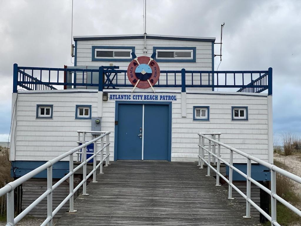 3 Bedroom Atlantic House Steps From Boardwalk, Beach, Shopping , Nightlife. *