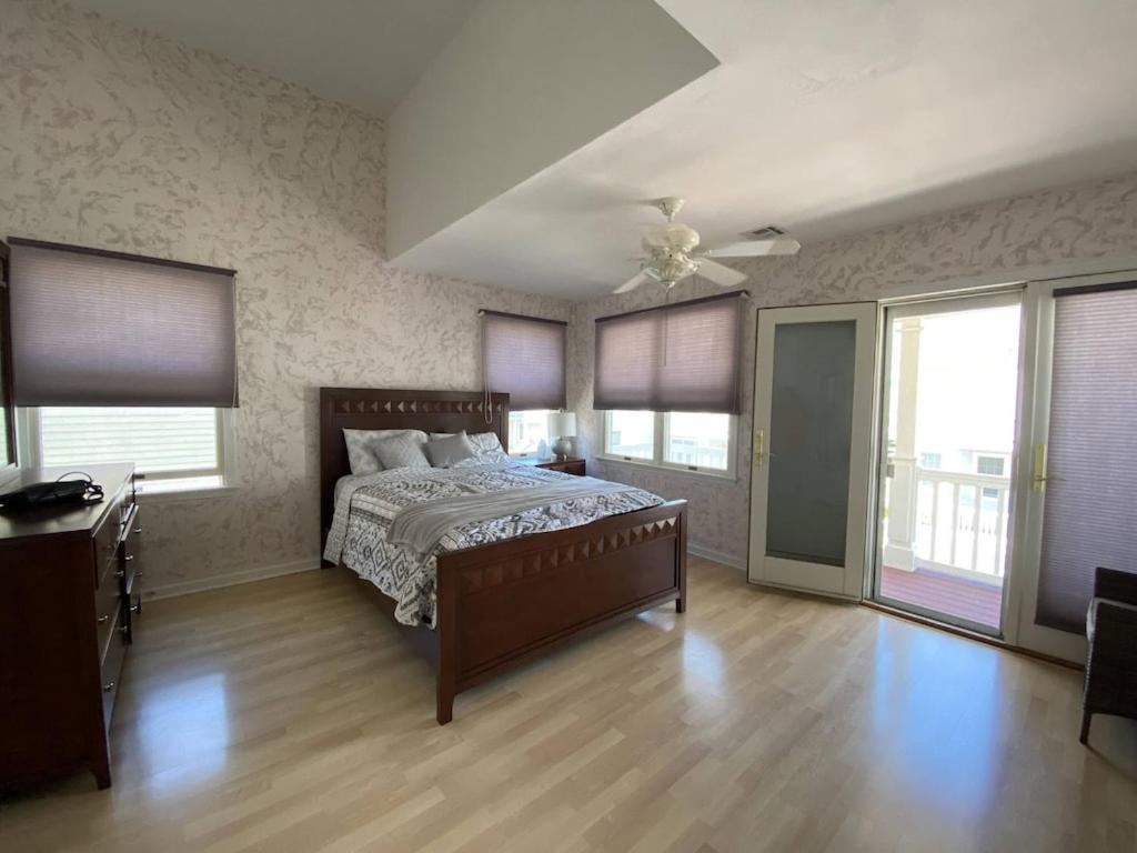 Holiday home 3 Bedroom Atlantic House Steps From Boardwalk, Beach, Shopping , Nightlife. *