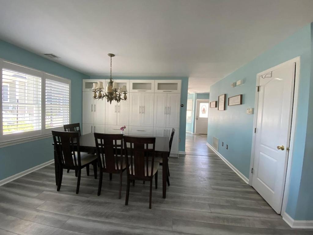 3 Bedroom Atlantic House Steps From Boardwalk, Beach, Shopping , Nightlife. Holiday home Atlantic City