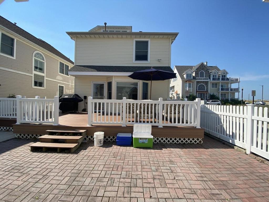 3 Bedroom Atlantic House Steps From Boardwalk, Beach, Shopping , Nightlife. Holiday home
